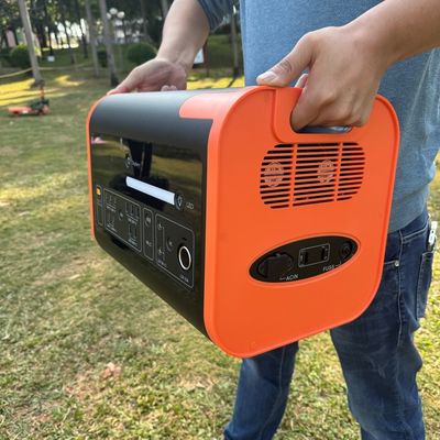 AT22 220V ポータブル パワー 2200W ピーク 4400W キャンプや緊急事態のためのリチウム電池