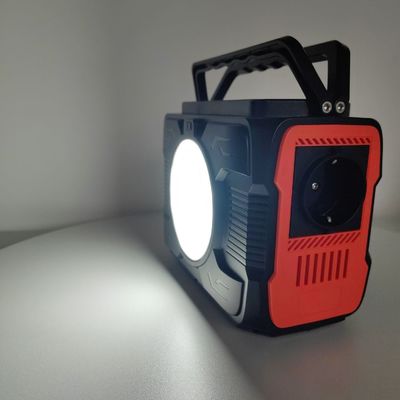 USB1/USB2 輸出と 173wh 名義容量を持つポータブル200W太陽光発電機