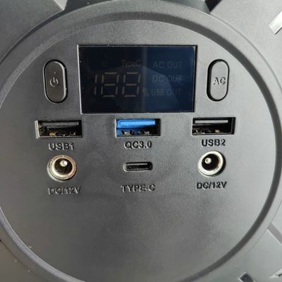 USB1/USB2 輸出と 173wh 名義容量を持つポータブル200W太陽光発電機