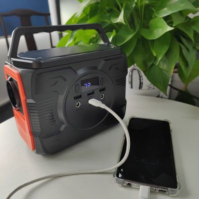 USB1/USB2 輸出と 173wh 名義容量を持つポータブル200W太陽光発電機