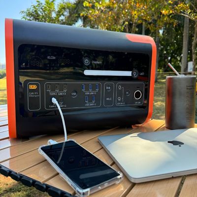 LiFePO4 2200W AT22 キャンピングのバックアップエネルギー供給のための携帯太陽光発電所