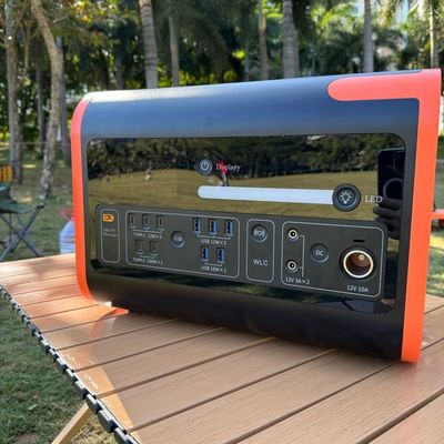 屋外での緊急事態で太陽光パネルを充電するための 2200W 2048wh ポータブル発電所