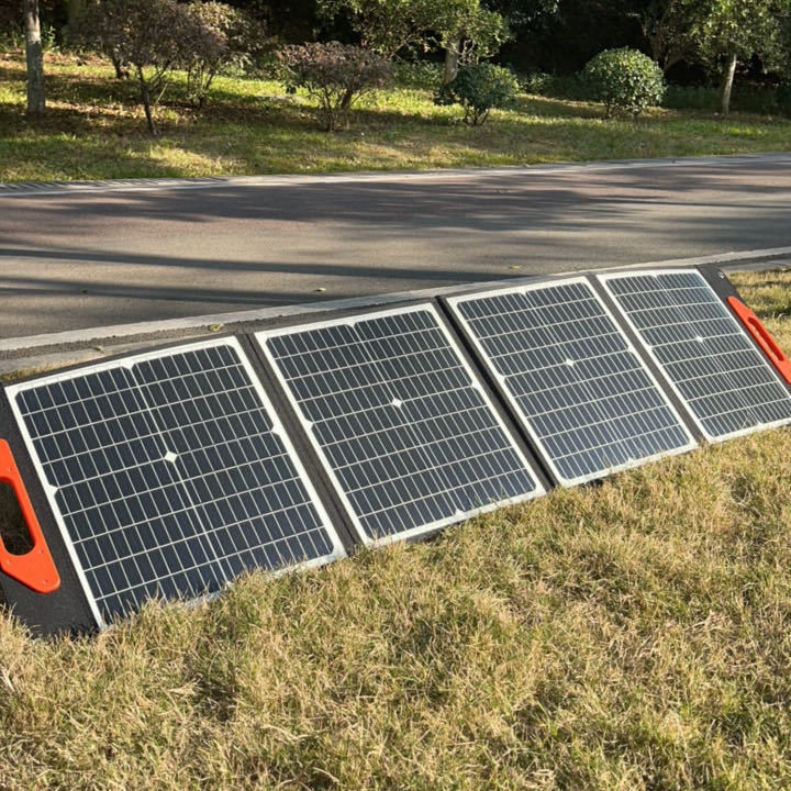 100wp 黒色折りたたむ太陽電池パネル 屋外でキャンプ中に太陽発電機を充電する